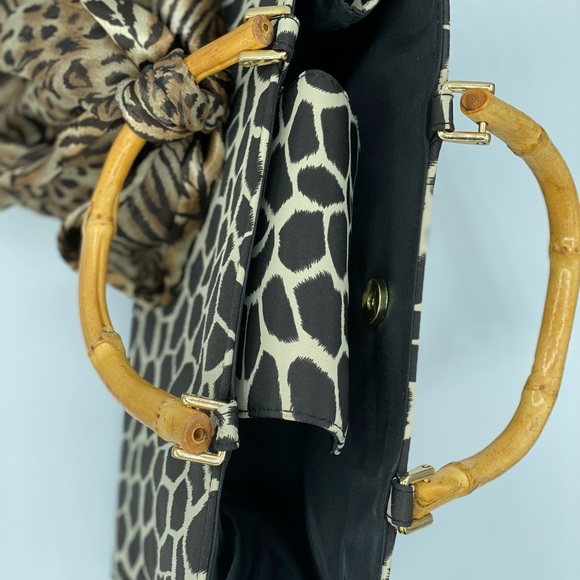 Women’s giraffe print tote with wooden handles - Picture 6 of 8